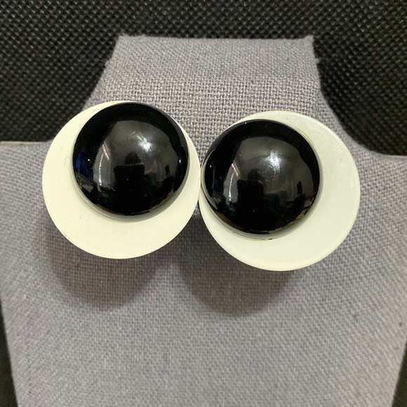 Vintage metal black and what circles pierced earrings. - Picture 1 of 4